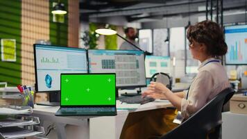 vrouw bedrijf analist herzien voorspellingen met een kopiëren ruimte, gebouw een nieuw ontwikkeling strategie naar uitbreiden de bedrijf en boost prestatie statistieken. professioneel doelstellingen. camera a. video