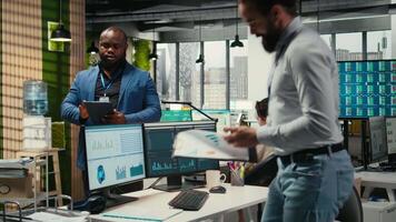 företags- professionell analyser effektivitet genom diagram och grafer till förbereda en gång i månaden rapporter, använda strategisk data insikter till förbättra förvaltning praxis i en modern kontor. kamera a. video