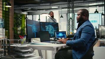 negro hombre eso experto manejas neural redes sistemas para datos pronóstico, combinatorio ai automatización herramientas con digitalización a conducir multinacional empresa eficiencia y innovación. cámara una. video