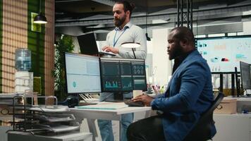 Büro Administrator Abschluss Täglich Aufgaben und Überwachung Arbeit Effizienz, nutzen Daten Einsichten auf Infografiken zu generieren Performance Berichte und Aussagen zum Verwaltung Lösungen. Kamera a. video