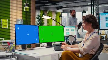 företag konsult granskning finansiell grafer Nästa till mockup, applicering en ny utveckling planen och strategi till kör innovation. företag Framgång och prestanda för effektivitet. kamera a. video