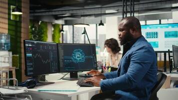 afrikansk amerikan tekniker studier ai finansiell prognos utveckling med neuralt nät system på pc, djup inlärning data bearbetning. adaptiv algoritmer för beslut tillverkning. kamera a. video