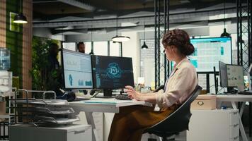 allegro donna d'affari essere orgoglioso di bene infografica con ai Strumenti, utilizzando artificiale intelligenza per ottimizzazione e obiettivi realizzazione nel un' multinazionale azienda. neurale reti. telecamera un. video