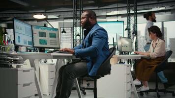 zwart mannetje analist gefocust Aan het bedrijf ontwikkeling met digitaal hulpmiddelen, recensie analytics en prestatie statistieken Bij werkstation. personeel planning oplossingen en uitlijnen doelstellingen. camera a. video