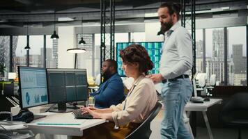 professionell kollegor team analyserar uppkopplad grafer och resurs tilldelning, demonstrera engagemang och synergi mellan medarbetare som de förbereda prestanda rapporterar. nätverk. kamera a. video