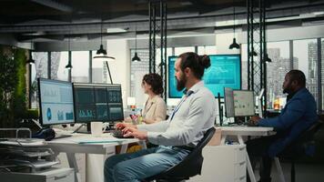 oficina empleado revisando kpi métrica en monitor y analítica en archivos, edificio un visión y negocio estrategia a realizar objetivos y éxito. mantener un profesional mentalidad. cámara una. video