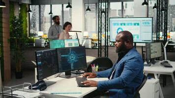 svart ingenjör användningar artificiell intelligens system för automatisering och data brytning, anställa neuralt nät för innovation och digitalisering. multinationell företag funktioner med ai. kamera a. video