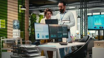 team av personal medlemmar arbete med hög tech och prestanda metrik, inriktning företag syn och organisatoriska mål till kör Framgång inom en multinationell företag miljö. kamera a. video