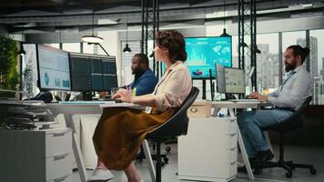 kvinna företag analytiker hävstångseffekter insikter och Rapportera skrivning för prognos resultat och företags- utveckling, använda finansiell data diagram för strategisk inriktning med mål. kamera a. video