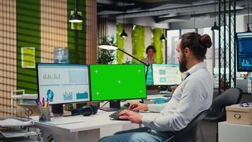 anställd engagerad i företag planera med en grön skärm i de kontor, gör Rapportera skrivning till säkerställa inriktning med mål och optimera prestanda metrik. företags- prognos. kamera a. video