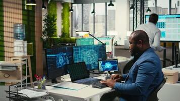 profesional tutor revisando kpi informes con artificial inteligencia herramientas en computadora, trabajando con ai neural redes para máquina aprendiendo. enfatizando innovación y mejoramiento. cámara una. video