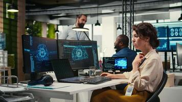 kvinna analytiker användningar ai neuralt nät för data brytning och optimering, arbetssätt i en multinationell företag med automatisering verktyg. artificiell intelligens digital verktyg för Framgång. kamera a. video