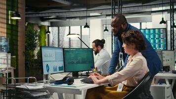diverso oficina compañeros de trabajo revisando mensual datos gráficos a crear informes, aplicando negocio estrategia y análisis a conducir innovación y mejorar empresa actuación. trabajo Alianza. cámara una. video