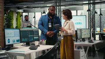 olika arbetare team använda sig av digital verktyg och analys till förbättra tillväxt strategi, granskning finansiell insikter på läsplatta till främja innovation och utveckling i en modern kontor miljö. kamera a. video