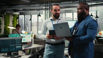 attività commerciale associati collaboratore su un' progetto con dati intuizioni e finanziario previsione, proiettando visione per espandere il impresa attività. lavoro di squadra nel spazio di lavoro per garantire obiettivi. telecamera un. video