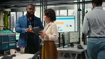 två anställda granskning data insikter på läsplatta i professionell arbetsyta, utvecklande företag lösningar med strategi planera och prestanda metrik analys för ny mål prestation. kamera a. video