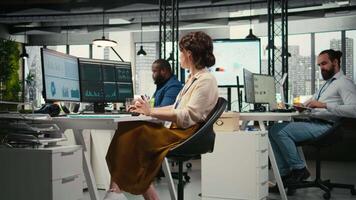 kvinna rådgivare engagerar i brainstorming sessioner och data prognoser, utnyttjande insikter och teknologi till justera de strategi med mål och Stöd för effektiv projekt avrättning. kamera a. video