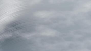 mjuk grå skikten abstrakt grå bakgrund med metallisk böjd rader och mjuk moln för kreativ design arbete video