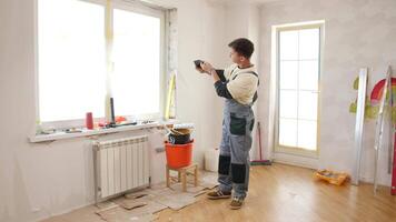 en man är stående i främre av en fönster med en hink video