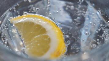 erfrischend trinken mit Zitrone Scheibe im klar funkelnd Wasser video