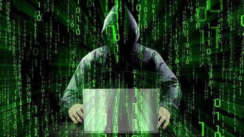 encapuzado hacker trabalhando em computador, binário código dentro fundo video