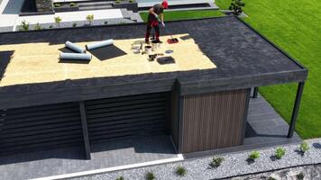 cobertura instalação processo às uma moderno casa usando asfalto material video