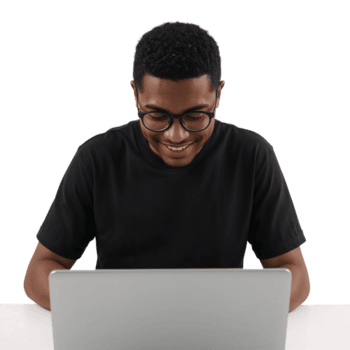 focado jovem homem vestindo óculos usando computador portátil contra a isolado fundo png