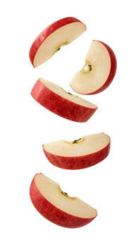 galleggiante fette di delizioso rosso mele dinamicamente disposte su trasparente solitudine la creazione di png