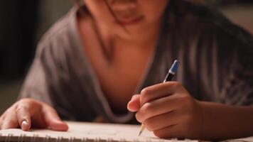 fechar-se do jovem ásia menina praticando desenhando às lar, mão ganancioso uma lápis Como ela esboços com foco e imaginação. video