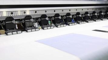hoog resolutie industrie printer industrieel inkjet printer in operatie. het drukken patronen Aan groot vel van kleding stof of papier. automatiseren printer voor modern textiel het drukken en digitaal afdrukken technologie video