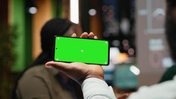 personal medlemmar i en diskussion efter timmar Nästa till kopia Plats på smartphone, delta ett verkställande styrelse genomgång möte till bygga en strategi och miljö mål för projekt dagordning. kamera b. video