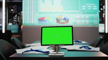 styrelserum tabell med en läsplatta löpning isolerat attrapp under natt lampor, prestanda framskrivningar och analys diagram glöd från digital projektorer. visa upp modern företag strategi. video