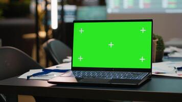 styrelserum tabell med en bärbar dator löpning isolerat attrapp under natt lampor, prestanda framskrivningar och analys diagram glöd från digital projektorer. visa upp modern företag strategi. video