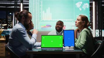 multietnisk analytiker njut av en samarbete med kopia Plats i en företags- fast efter timmar, diskuterar uppdateringar och utbyte dokument. diagram till förutspå utveckling resultat. kamera a. video