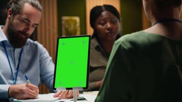 olika team i en mörk kontor aktier insikter och utbyten respons, slutföra företag dagordning under en samarbete projekt genomgång med global intressenter. efter timmar diskussion. kamera b. video