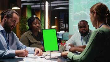 olika team i en mörk kontor aktier insikter och utbyten respons, slutföra företag dagordning under en samarbete projekt genomgång med global intressenter. efter timmar diskussion. kamera a. video