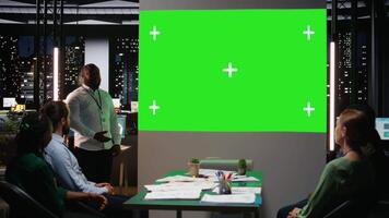 multietnico progetto squadra lavori in ritardo nel un' buio ufficio con copia spazio, collaboratore su bilancio, segnalazione e ambientazione attività commerciale obiettivi durante notte incontro a un' multinazionale azienda. telecamera un. video