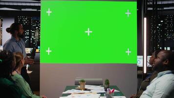 chef finansiell officer presenter en utsprång på kopia Plats attrapp under sent möte efter timmar, diskuterar ny strategi idéer till bygga en givande syn med aktieägare. kamera a. video