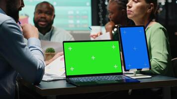 multietnisk analytiker njut av en samarbete med kopia Plats i en företags- fast efter timmar, diskuterar uppdateringar och utbyte dokument. diagram till förutspå utveckling resultat. kamera b. video