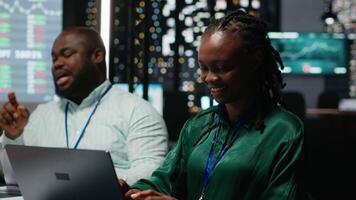 porträtt av leende svart analytiker framställning en kasta för Viktig möte, ökande medel för utveckling efter timmar. medarbetare team närvara en diskussion till adress mål miljö. kamera b. video