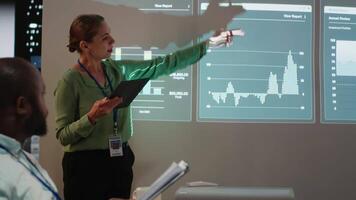 Geschäft Partner Überprüfung monatlich Daten Berichte im Nacht Zeit treffen, Entwicklung intern Kommunikation Strategien zu dafür sorgen Leistung. vielfältig Mannschaft expandieren ein multinational Unternehmen. Kamera b. video