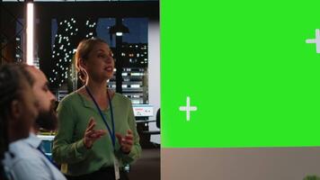 multietnisk människor samarbetande för en möte på natt med en grön skärm, analyserar tal och inriktning projekt mål. diskutera tillväxt strategi i ett verkställande kort efter timmar. kamera b. video