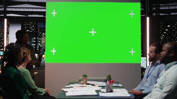 olika team i en mörk kontor aktier insikter och utbyten respons, slutföra företag dagordning under en projekt genomgång med global intressenter. efter timmar diskussion. kamera a. video