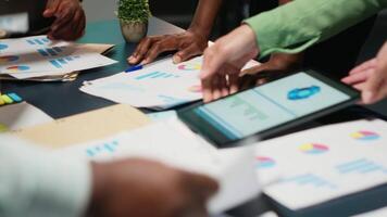 verschillend team leden vergadering na uren naar delen gegevens rapporten, bespreken bedrijf Intel en bereiden voorspellingen voor aanstaande presentaties naar onderneming aandeelhouders na uur. camera b. video