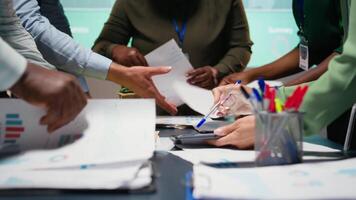 multietnico squadra rivedere analitica nel un' in ritardo notte azienda riunione dopo ore, proiezioni e dati intuizioni per allineare attività commerciale obiettivi con aspettative nel moderno ufficio spazio. telecamera un. video