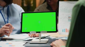 medarbetare team arbete sent på natt granskning rapporter med kopia Plats, analyserar trender och samarbetande på strategi uppdateringar stöds förbi visuell data. företag framskrivningar med analyser. kamera b. video