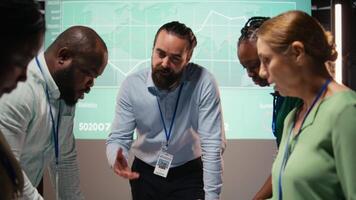 olika grupp av yrkesverksamma recension filer och prestanda metrik, använder sig av framskrivningar och budgetering till justera de företag mål med intressent förväntningar för företag framsteg. kamera a. video