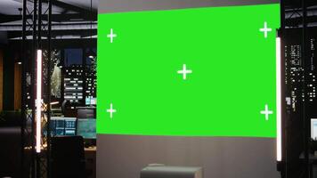 tömma företag Plats som visar mörk kontor med isolerat visa sent på natt, digital visa av grafer och prestanda metrik skapande en strategisk förvaltning framsteg. administrering. video