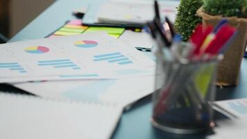 tömma Plats i en multinationell företag ställer ut data insikter sent på natt, prognostisering Viktig prestanda metrik på visa i en mörk kontor styrelserummet. förvaltning projekt dagordning. video