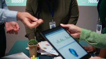 verschillend team leden vergadering na uren naar delen gegevens rapporten, bespreken bedrijf Intel en bereiden voorspellingen voor aanstaande presentaties naar onderneming aandeelhouders na uur. camera a. video